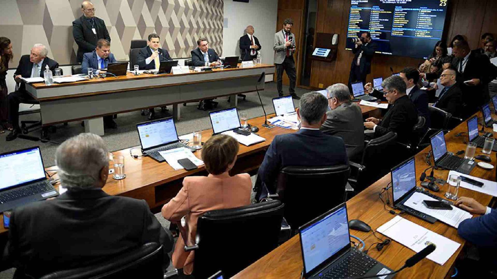 PSDB e PL pedem vista e adiam votação da PEC do fim da escala 6×1